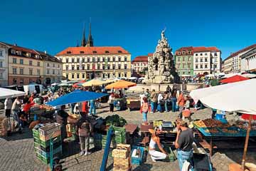 Zelný trh plein met de oude koolmarkt en toegang tot de ondergrondse kelders van Brno